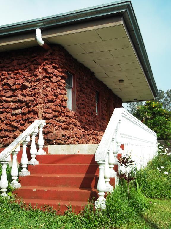 Hotel Las Fresas Del Volcan Poas Sabana Redonda Room photo